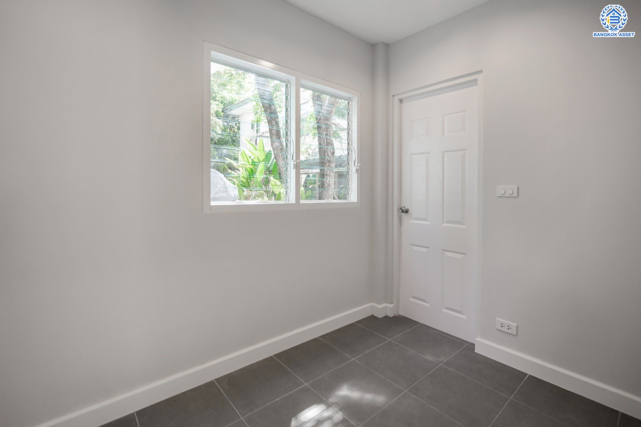 บ้านมือสองตกแต่งใหม่ ม.ราชพฤกษ์ บางบอน4 หลังมุม ตกแต่งหรูหรา เนื้อที่ 102 ตร.ว. ฟังก์ชัน 3 ห้องนอน 3 ห้องน้ำ จอดรถได้ 4 คัน พื้นที่สนามหญ้ากว้างกว่า 106 ตร.ม. บนทำเลศักยภาพ เชื่อมต่อหลายเส้นทาง ใกล้เดอะมอลล์บางแค จุดขึ้นทางด่วน "เพชรเกษม" และรถไฟฟ้าสายสีน้ำเงิน "สถานีหลักสอง"